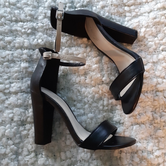 le chateau Shoes - Black and nude heels